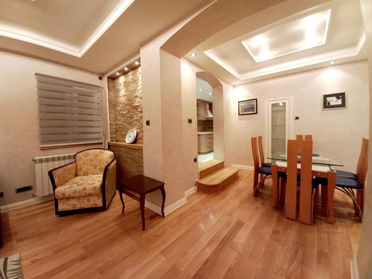 Alex Lux Apartment *